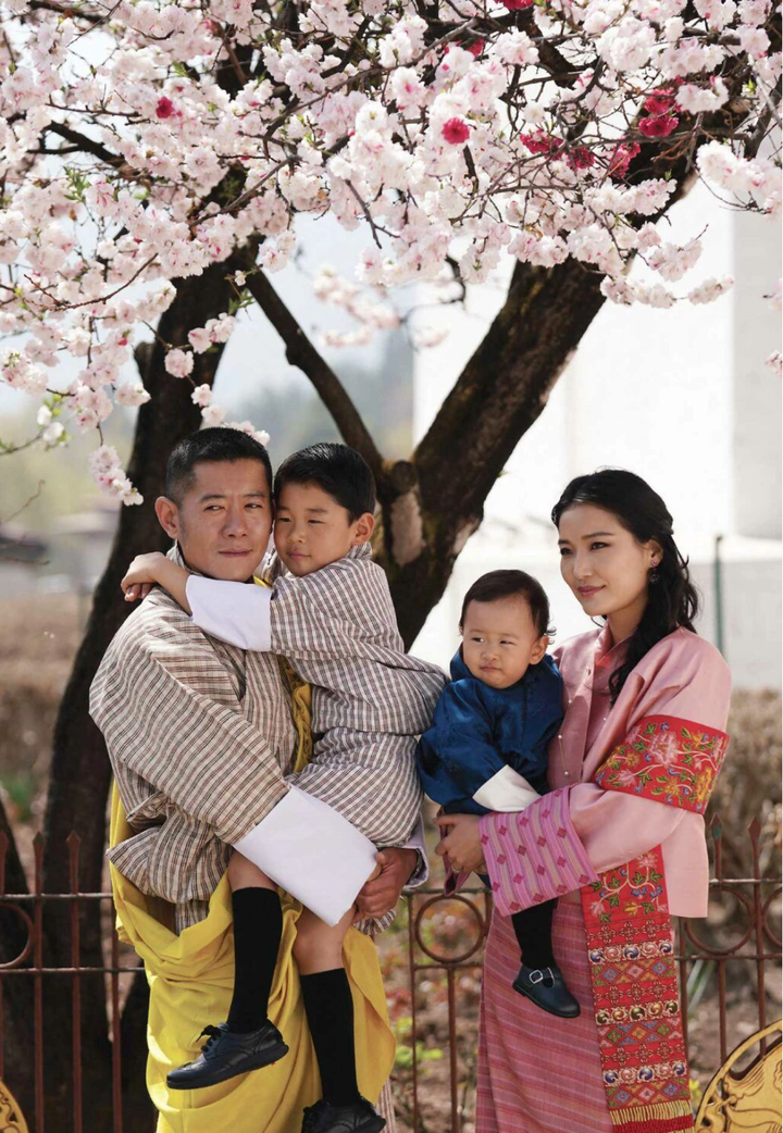 不丹帅气国王偏宠大儿子,对小儿子很一般?三胎得女,变女儿奴? - 知乎