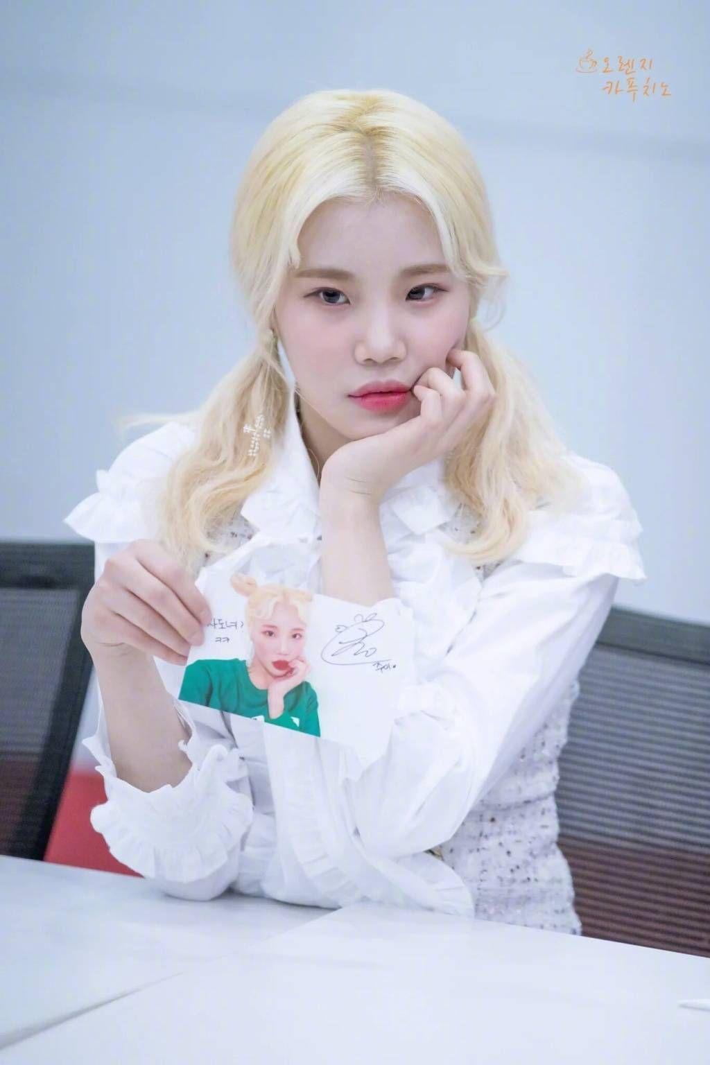 求韩国momoland女团成员jooe各种图片?