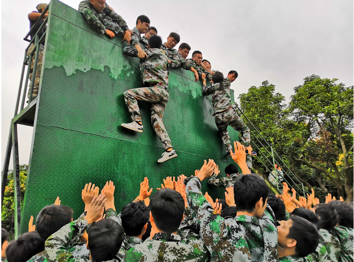 毕业墙(障碍墙)拓展训练