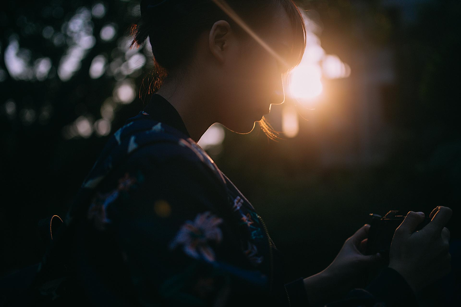 拍照时脸背光怎么办如何拍摄美丽的逆光人像照