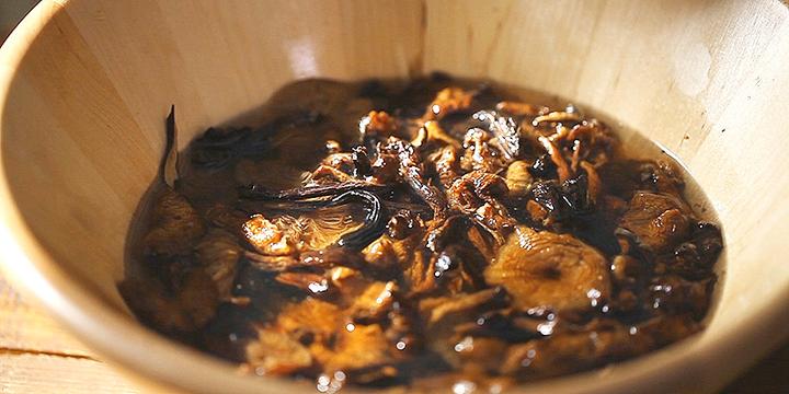 泡蘑菇时加一物更快更鲜美