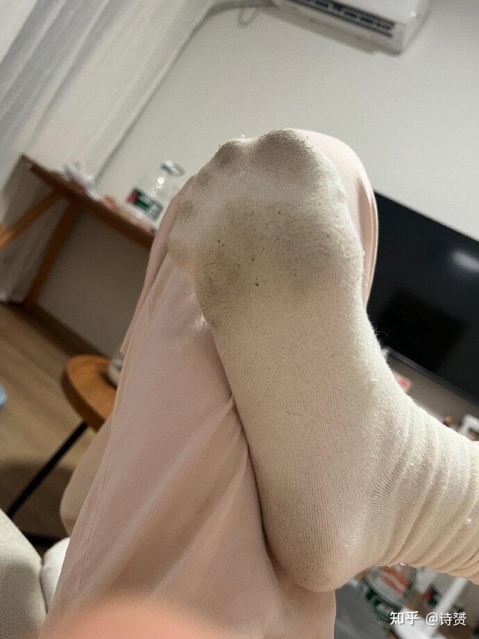 怎么把袜子穿成脚底都是脚趾印?