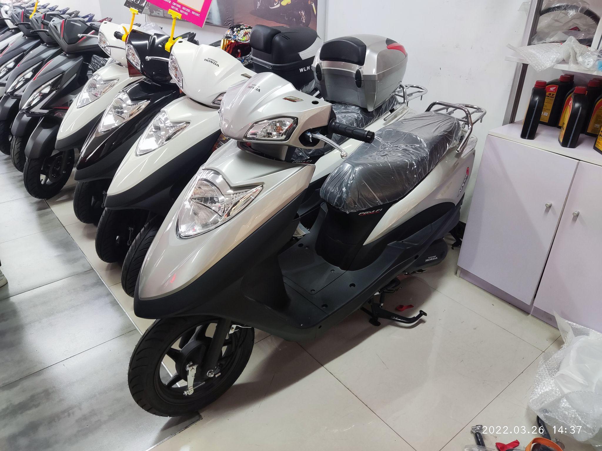 普通代步新大洲本田ns125d优惠后6380元和轻骑铃木新丽梦125丽没优惠