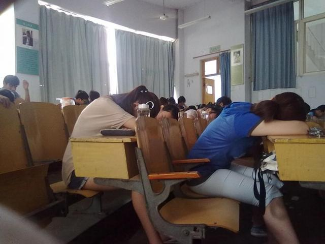 离谱考勤方式出圈大学课堂为什么留不住学生