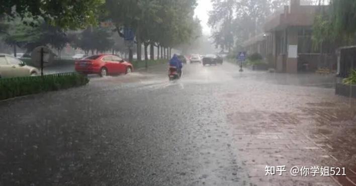 “没到点不能进,下雨也不行”学校雨天不开门惹争议,感冒算谁的? - 知乎