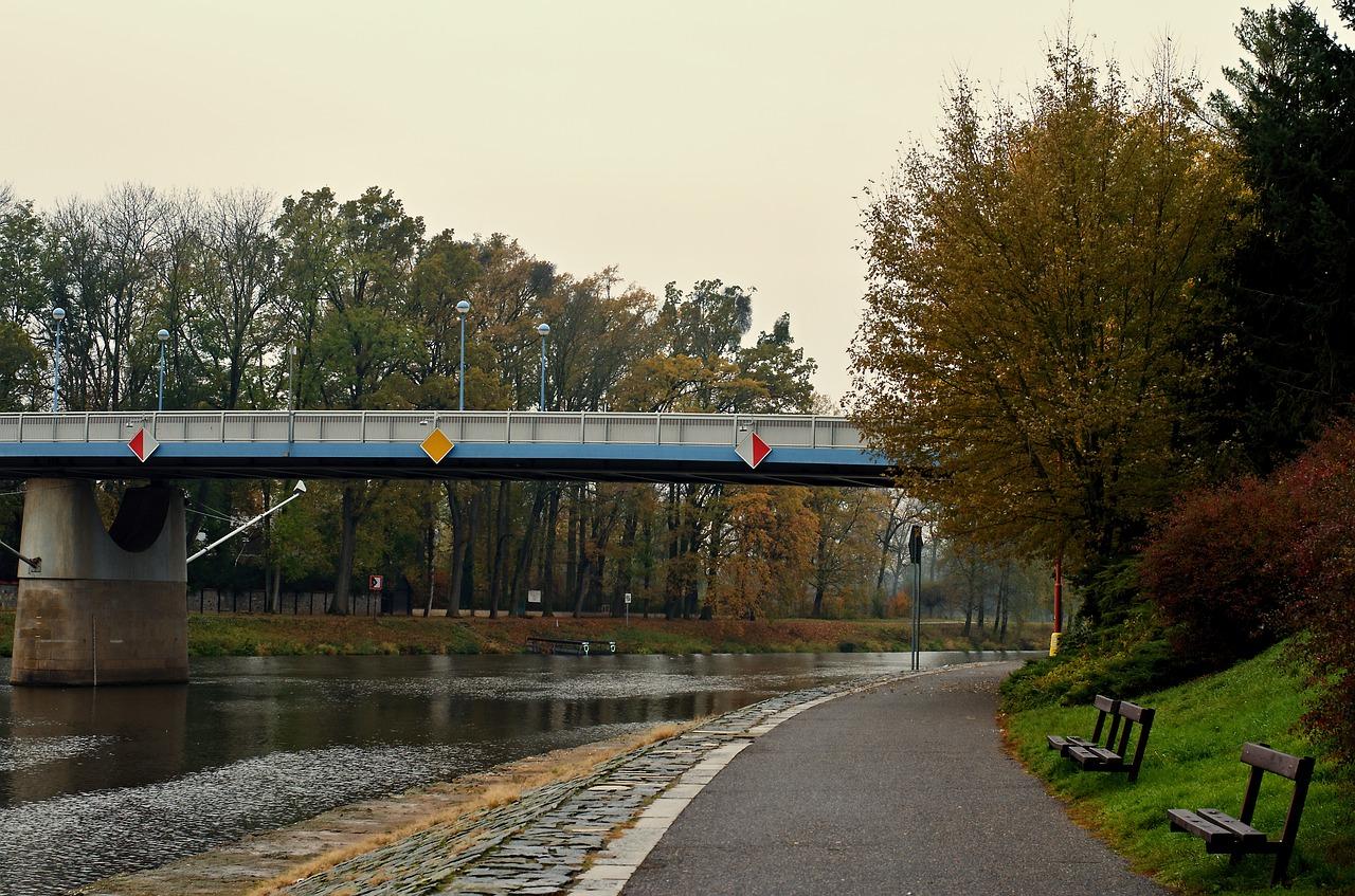 桥上玩耍笑声扬