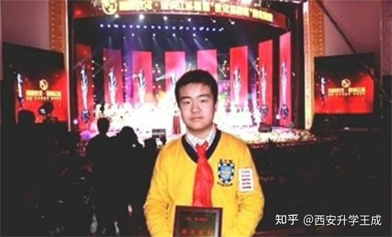 2011年五道杠少年官相十足,13岁用稿费捐款后来如何?高考477分 - 知乎