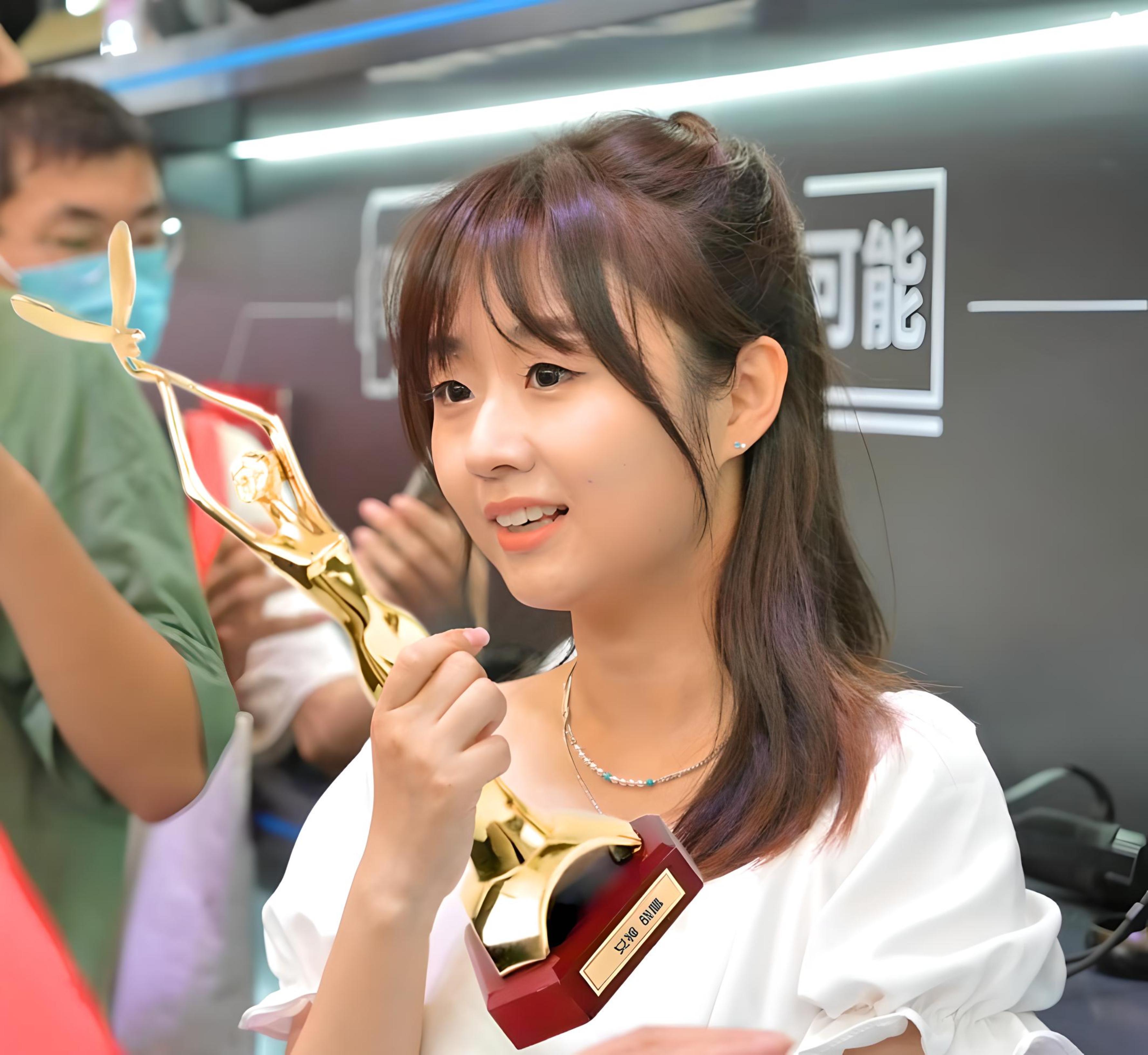 如何评价围棋职业选手战鹰二段获得虎扑女神大赛冠军