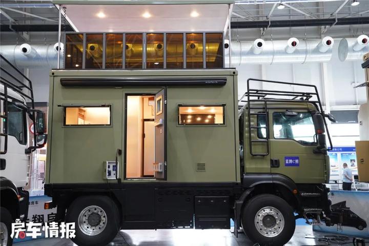C本能开的重卡房车,双层设计一层起居室二层观景台,太拉风了! - 知乎
