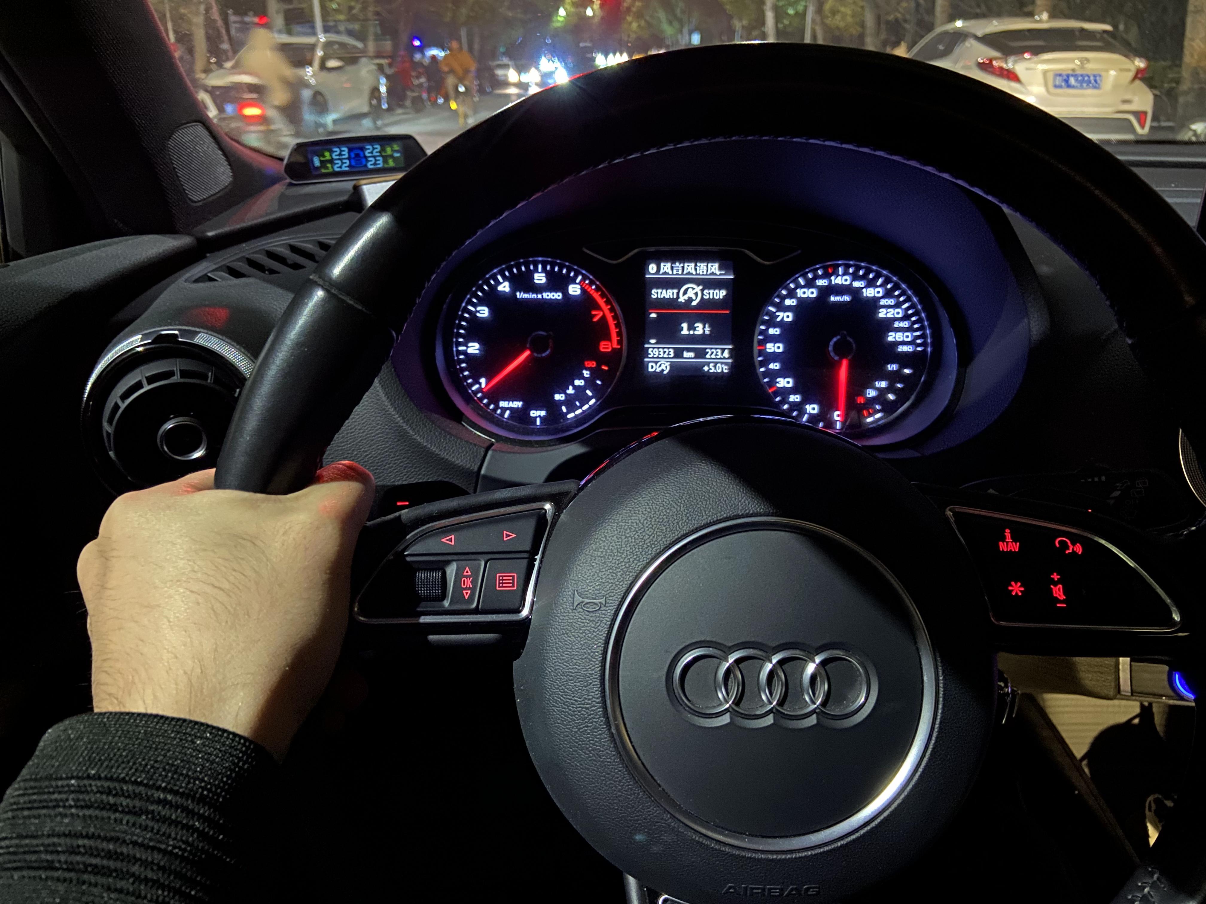 开车双手紧握方向盘的都不是老司机,是真的吗? - 知乎