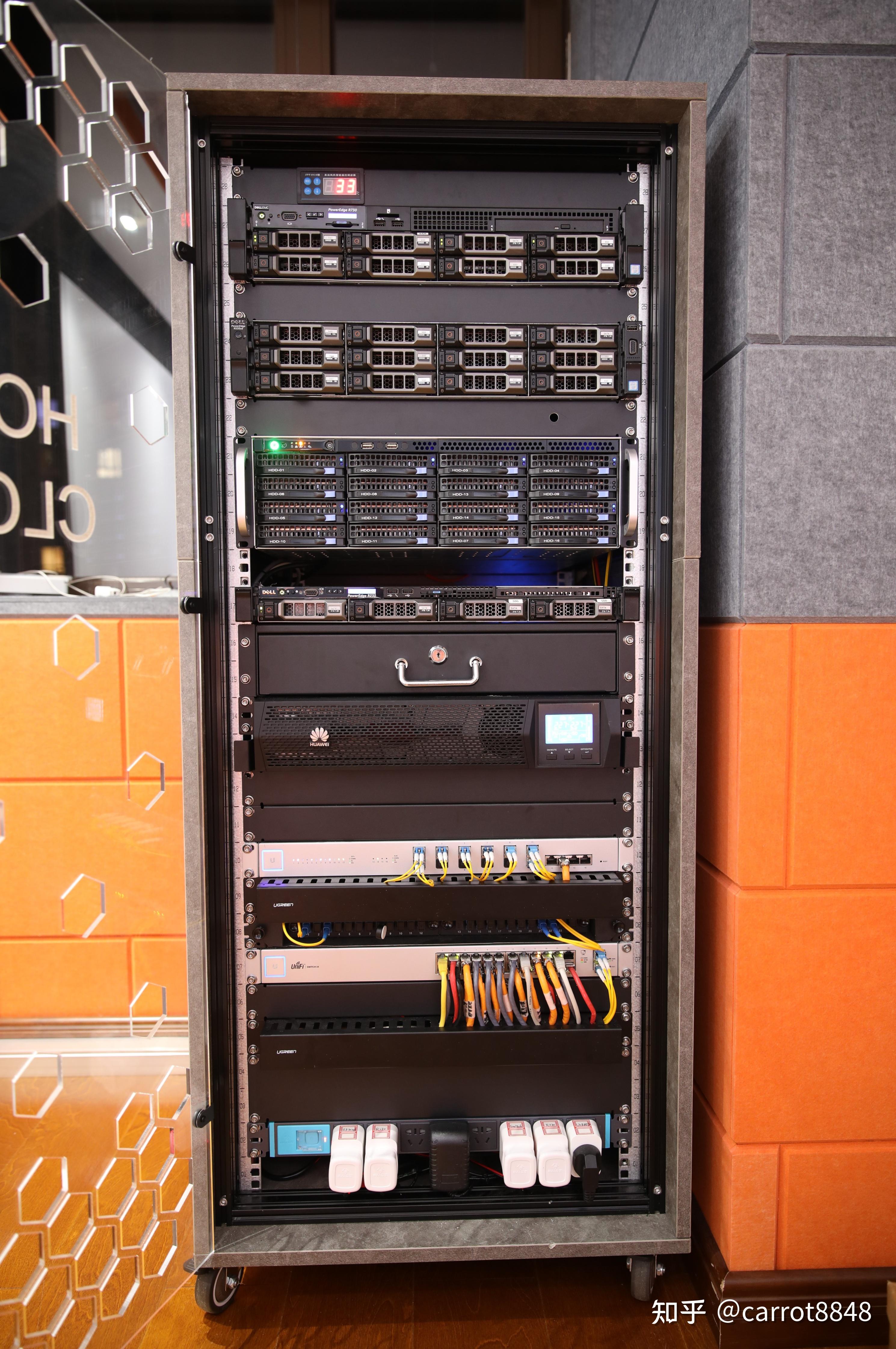 机柜经过升级已经可以放下成品服务器了,效果如图:机柜效果图