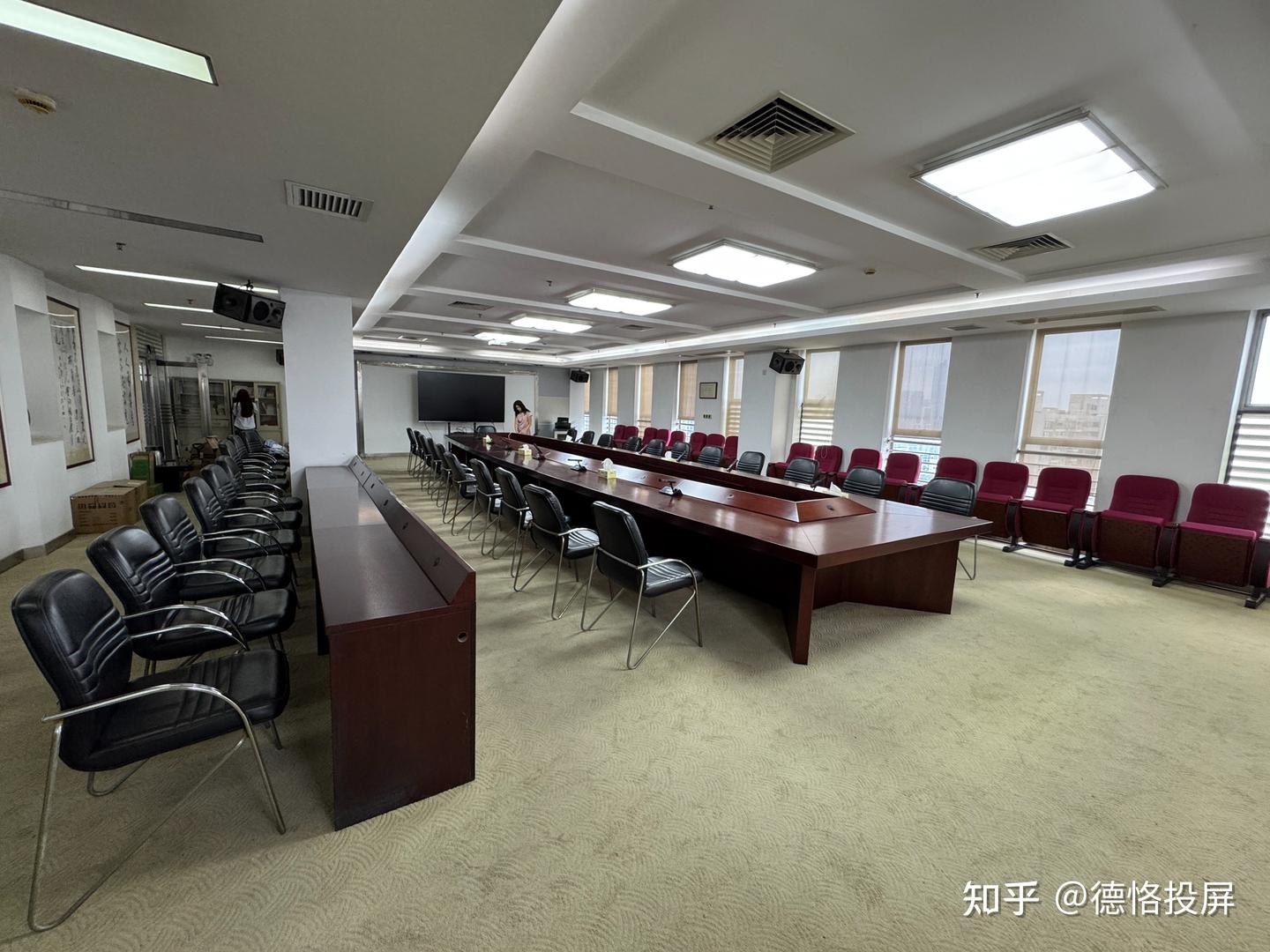 大会议室的电视看不清?不妨参考用平板解决视线盲区,同时实现无纸化办公
