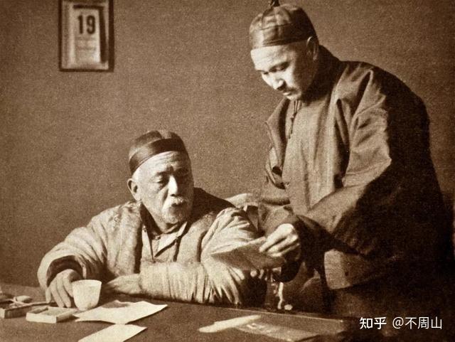 清末から中華民国初期にかけての中国の軍人・政治家袁世凱、ユワンシーカイ）の写真 1915年、戴冠式での中国の将軍であり政治家である袁世凱。1911年、袁は
