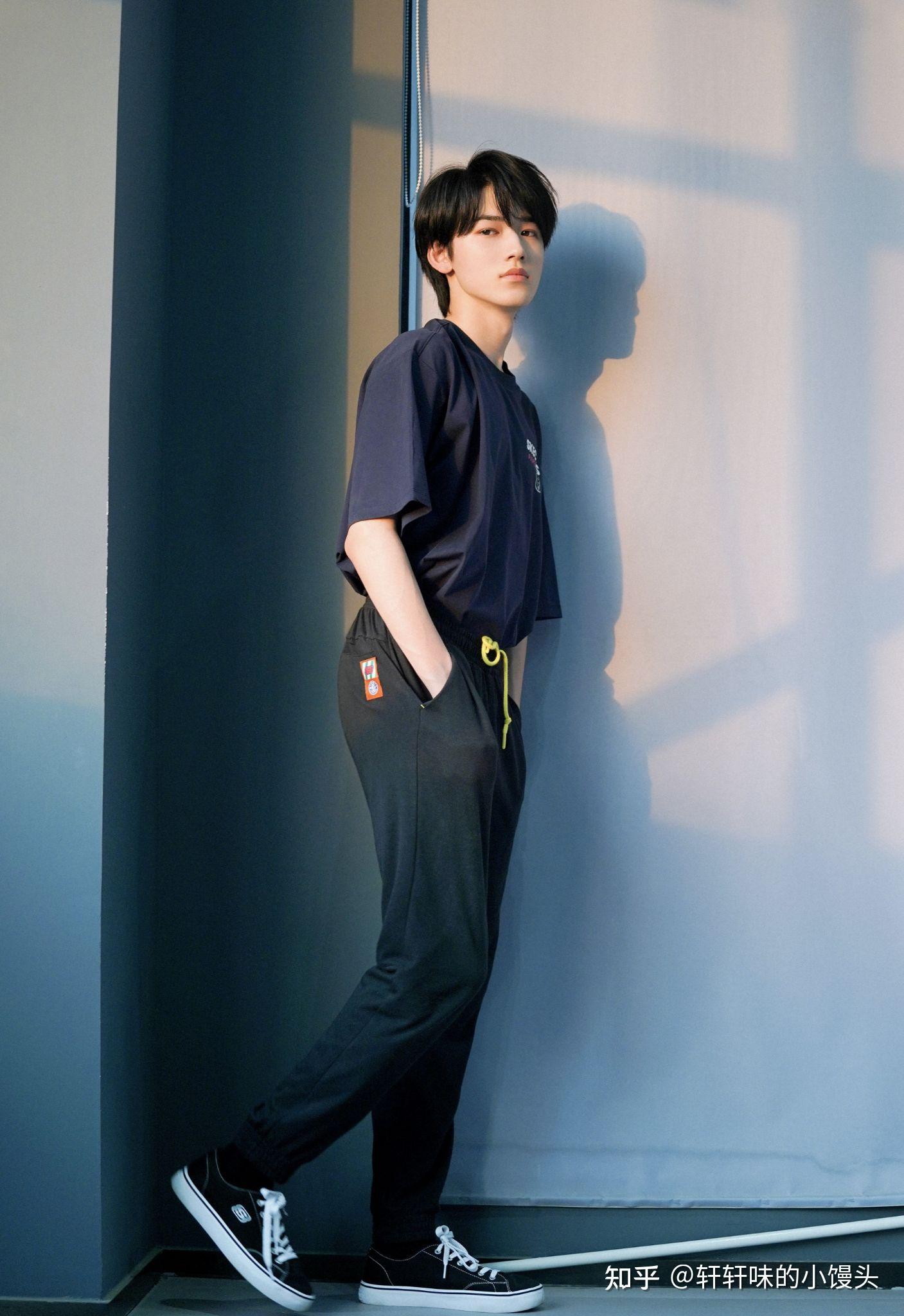 想要宋亚轩的全身照最好的是在练习室里的有吗