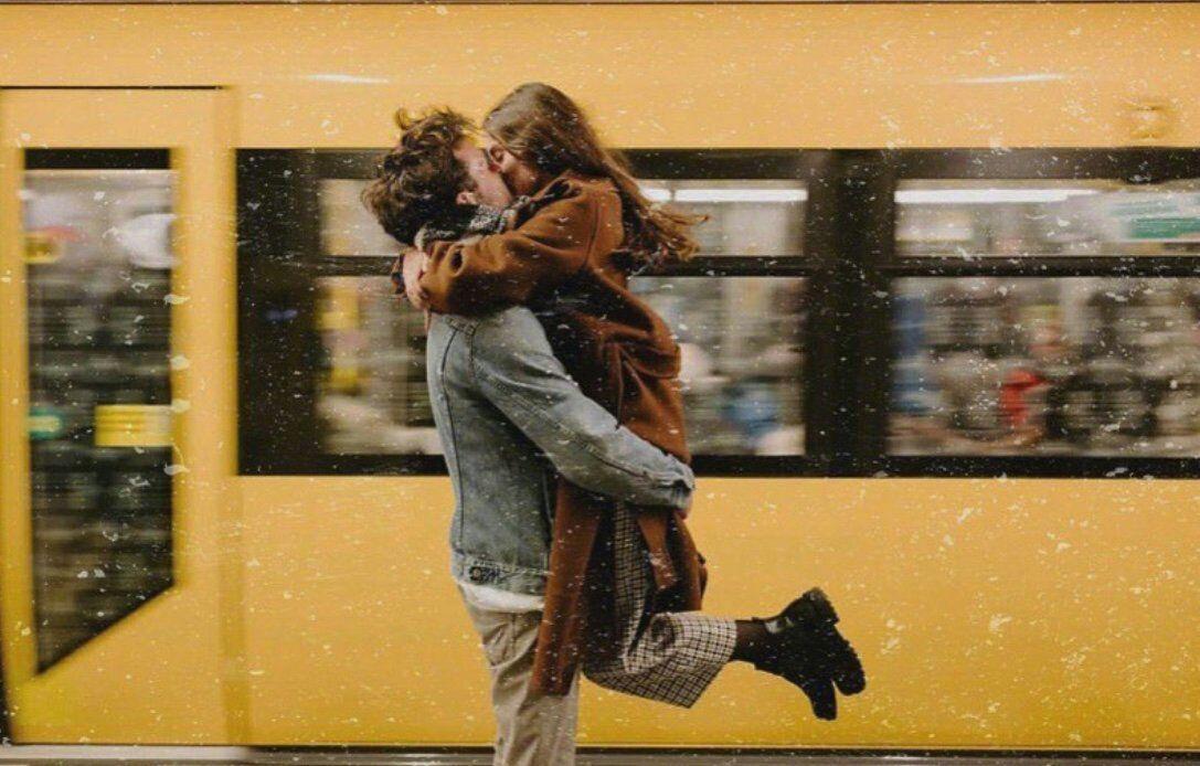 请问有男女拥抱的壁纸吗谢谢