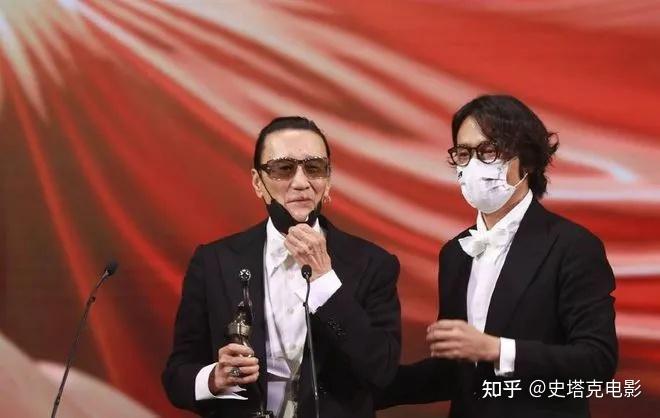 88岁谢贤罕见露面：经典大背头被人搀扶着，和谢霆锋造型如出一辙 - 知乎