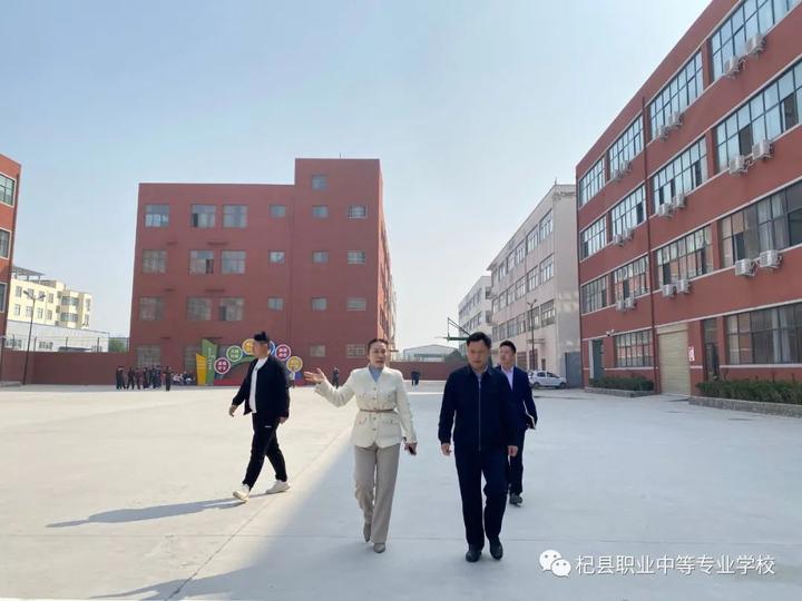 局长焦俊峰深入杞县职业中专学校调研指导工作