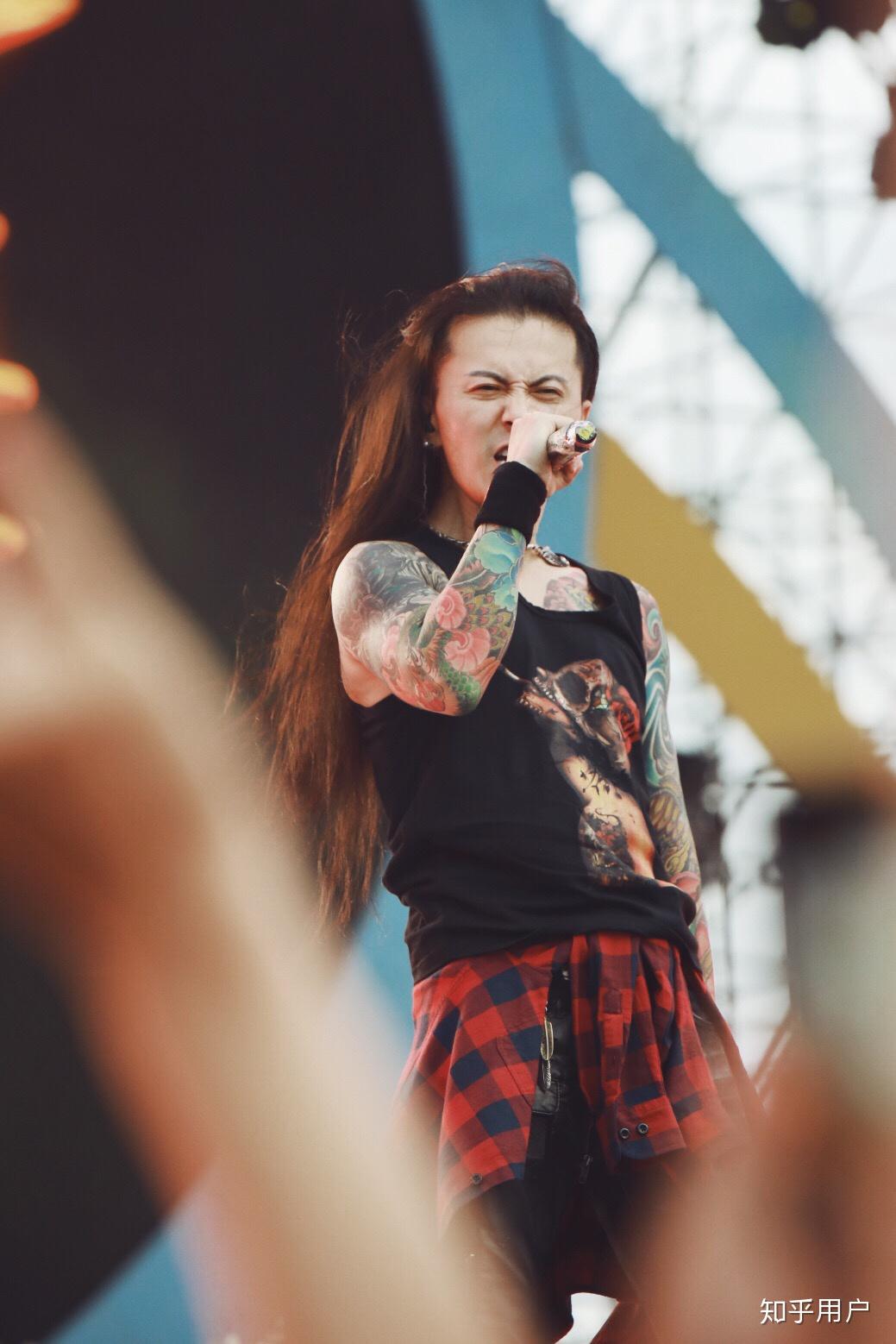 如何看待红花会成员贝贝在直播中剁手指的行为? - 知乎