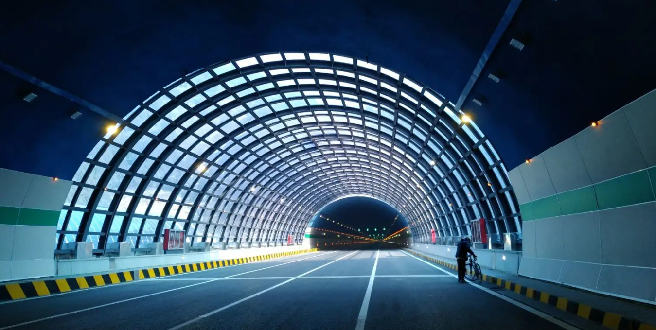 如何看待南京数名交警凌晨在隧道查酒驾遭网约车撞飞