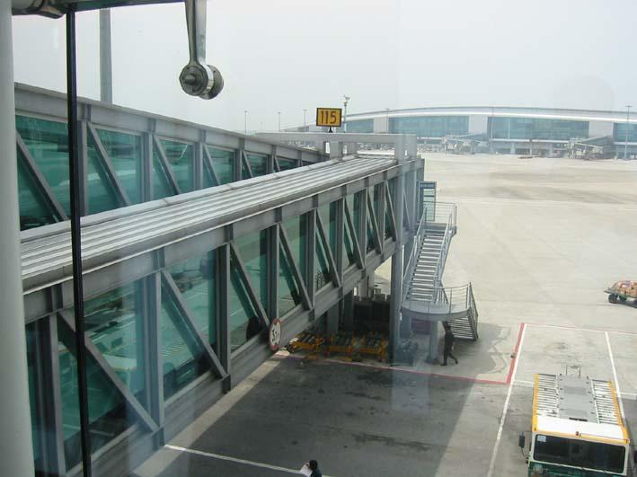 从飞机下来靠廊桥不停远机位从登机口出来还是从专用的到达口出来如果