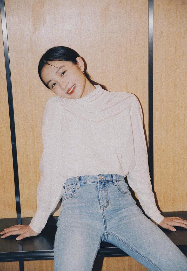 黄多多尽得孙莉好基因,穿白色上衣配牛仔裤,气质已超同龄人很多