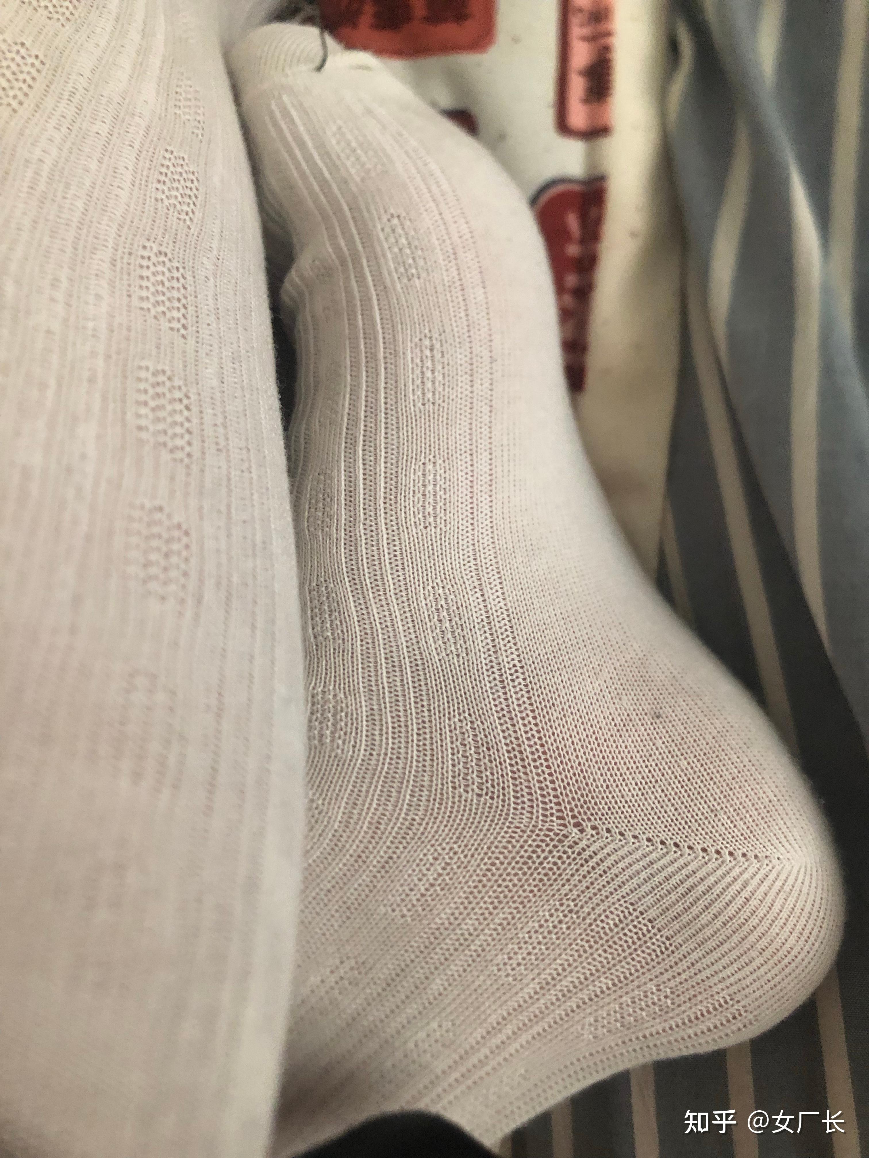 女生穿白袜子会脏吗?