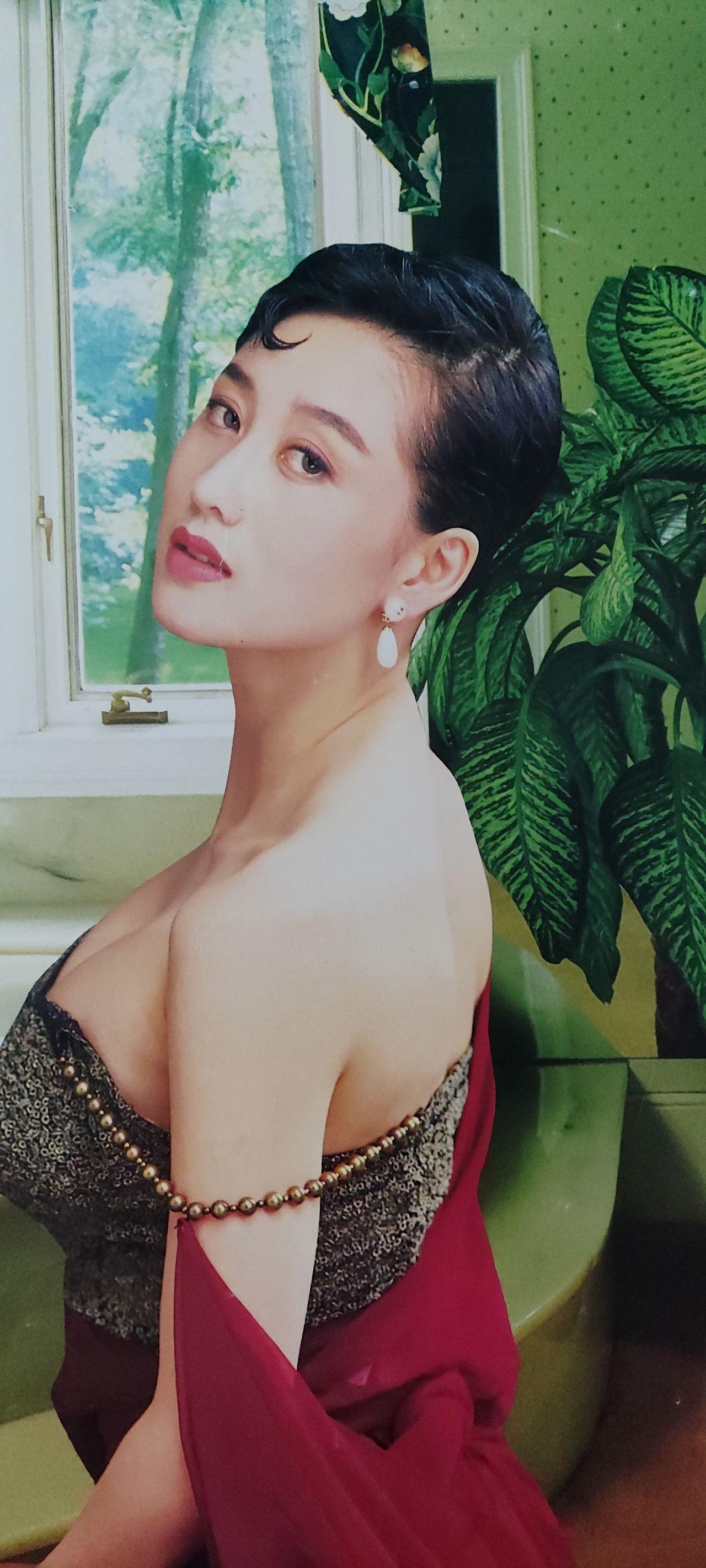 撇开巨乳,利智真的美艳动人吗? - 知乎