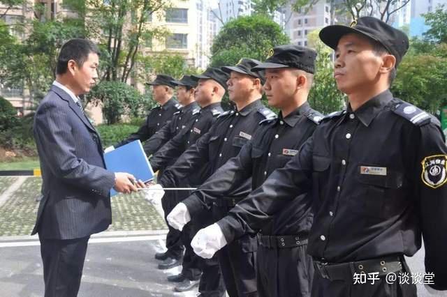 保安每月工资2000元,为何极少有人辞职?保安队长:你想得太简单 - 知乎