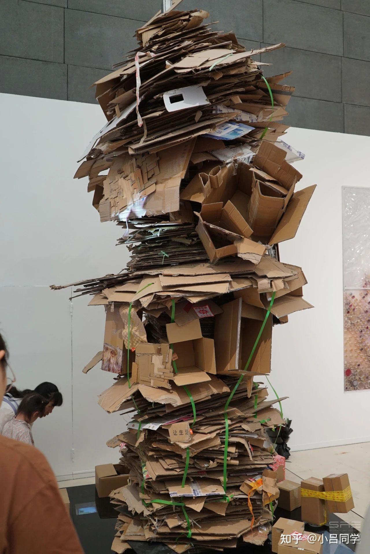 央美毕业展作品《超级蜂巢》被网友吐槽一堆废纸壳 ,作者称作品造价