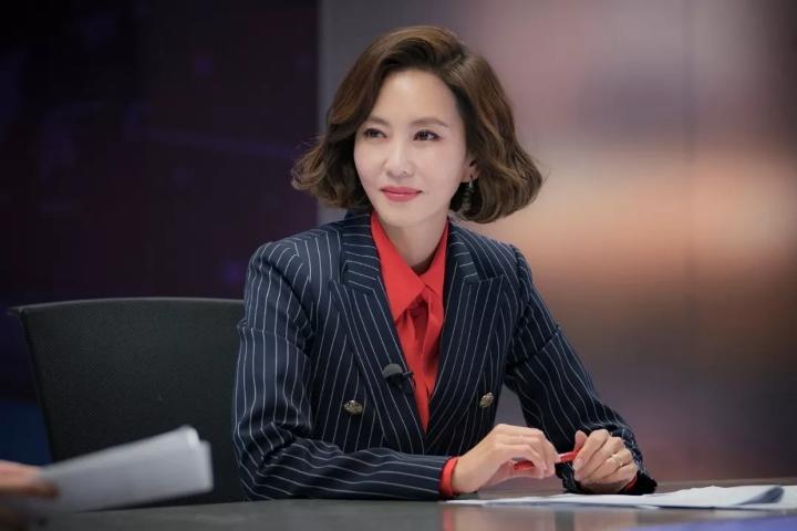 谁说职场只能黑白灰?大女主高慧兰告诉你选对色彩一样气场2米8 - 知乎