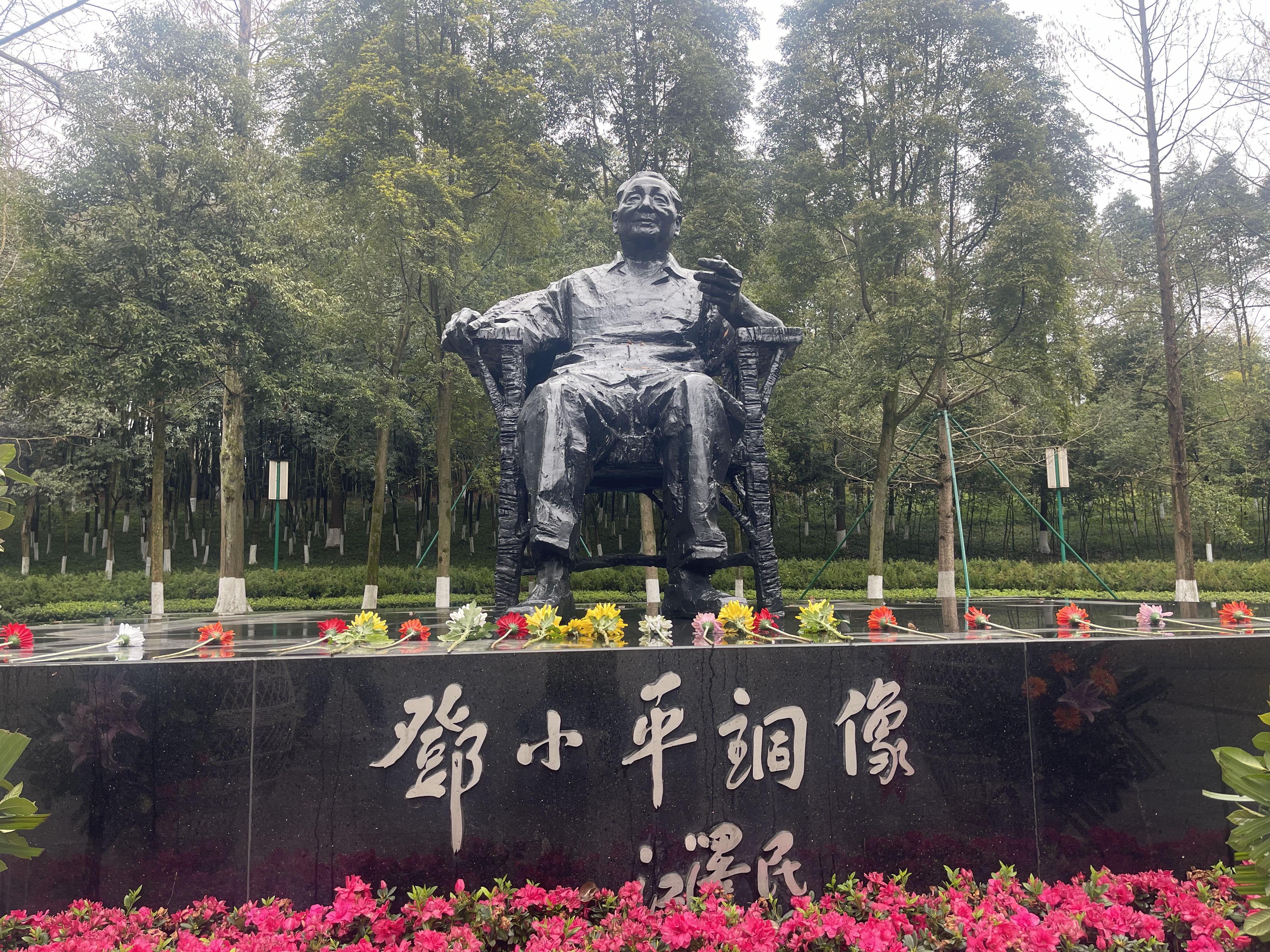 雨中拜谒小平故居