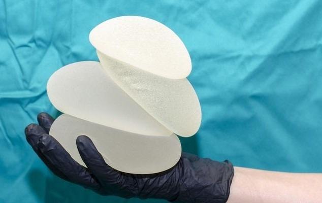 光面和毛面隆胸假体术后恢复好哪个更软