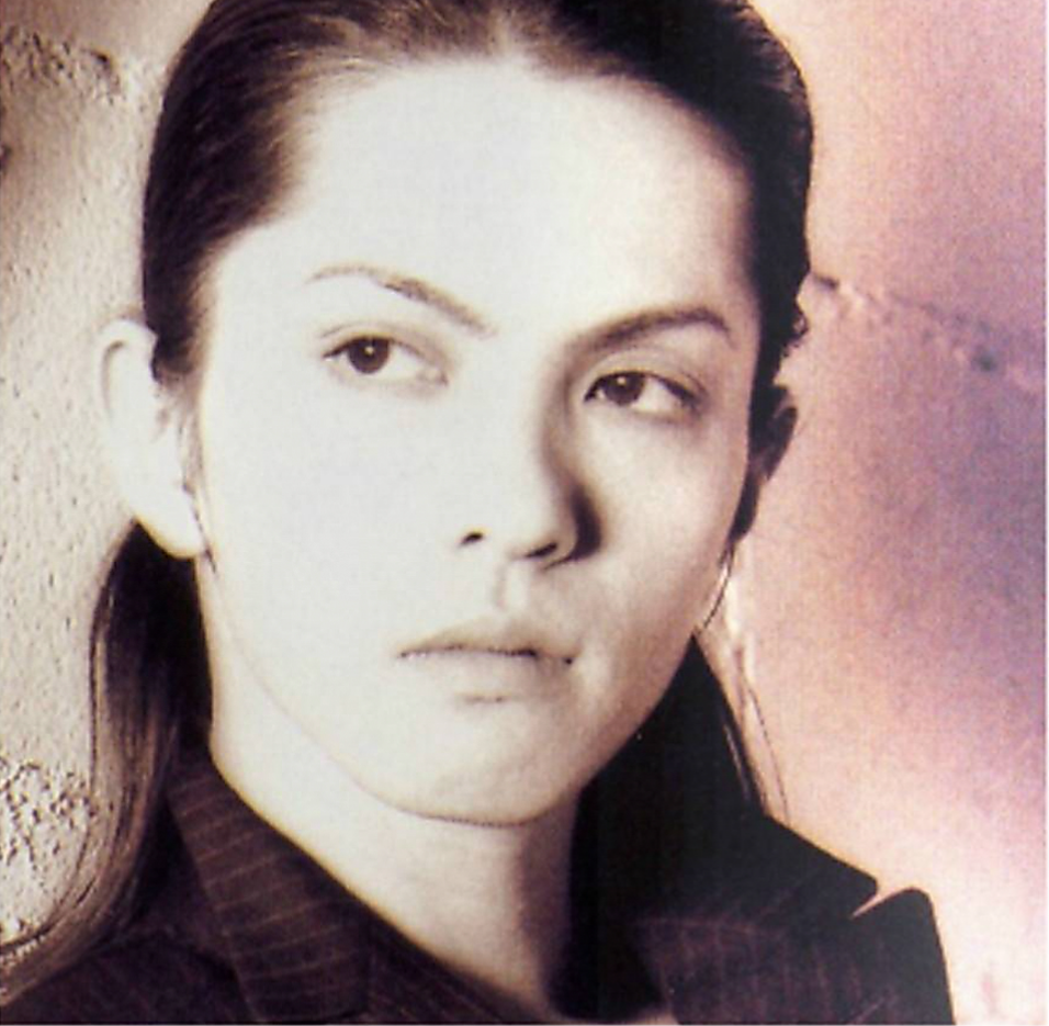 如何评价彩虹乐队主唱hyde的颜?