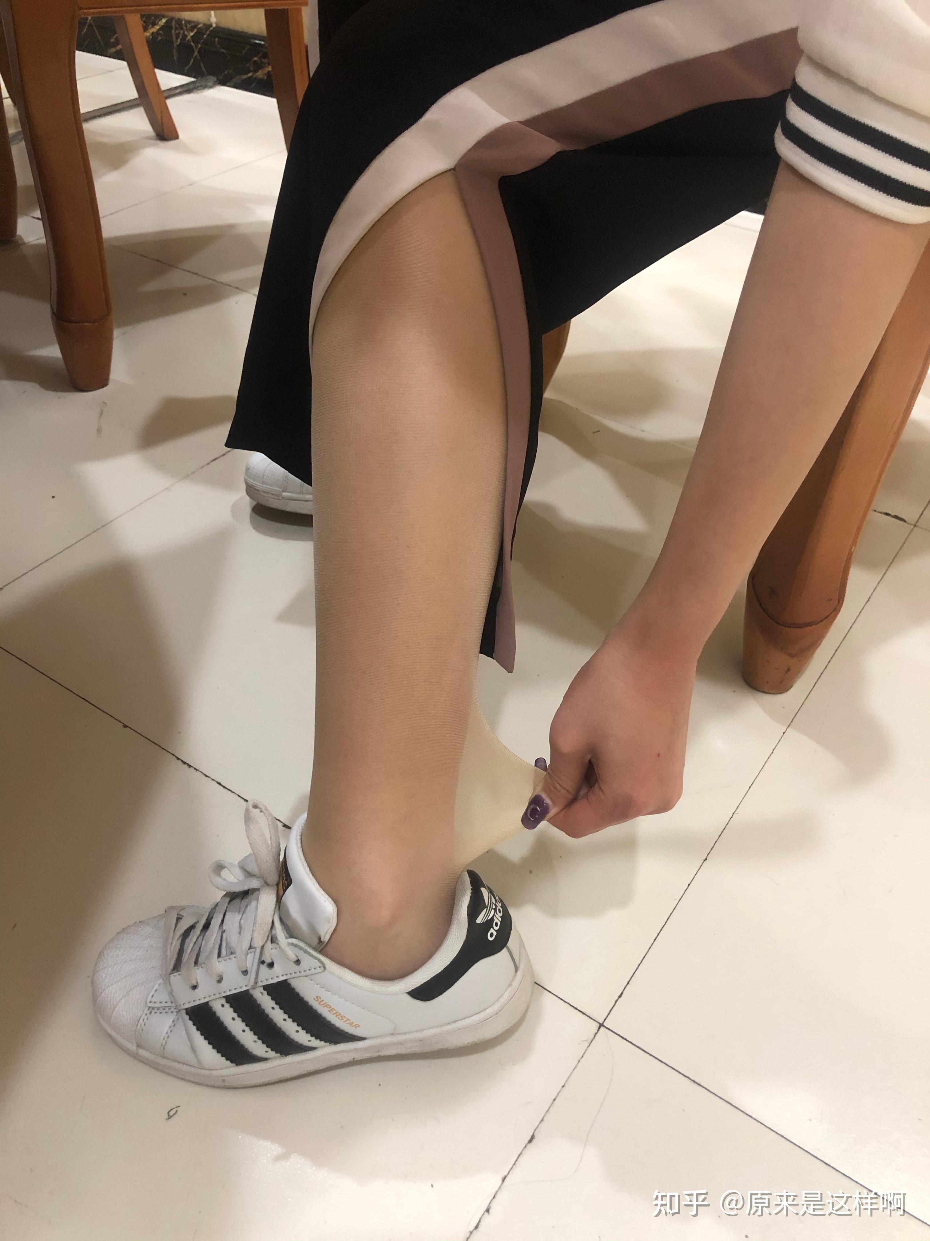 姐妹们你们穿帆布鞋穿袜子吗?