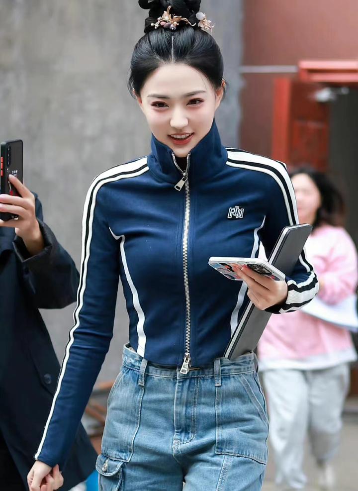 徐璐蓝色短款织带开衫配阔腿牛仔裤,显高显瘦又利落