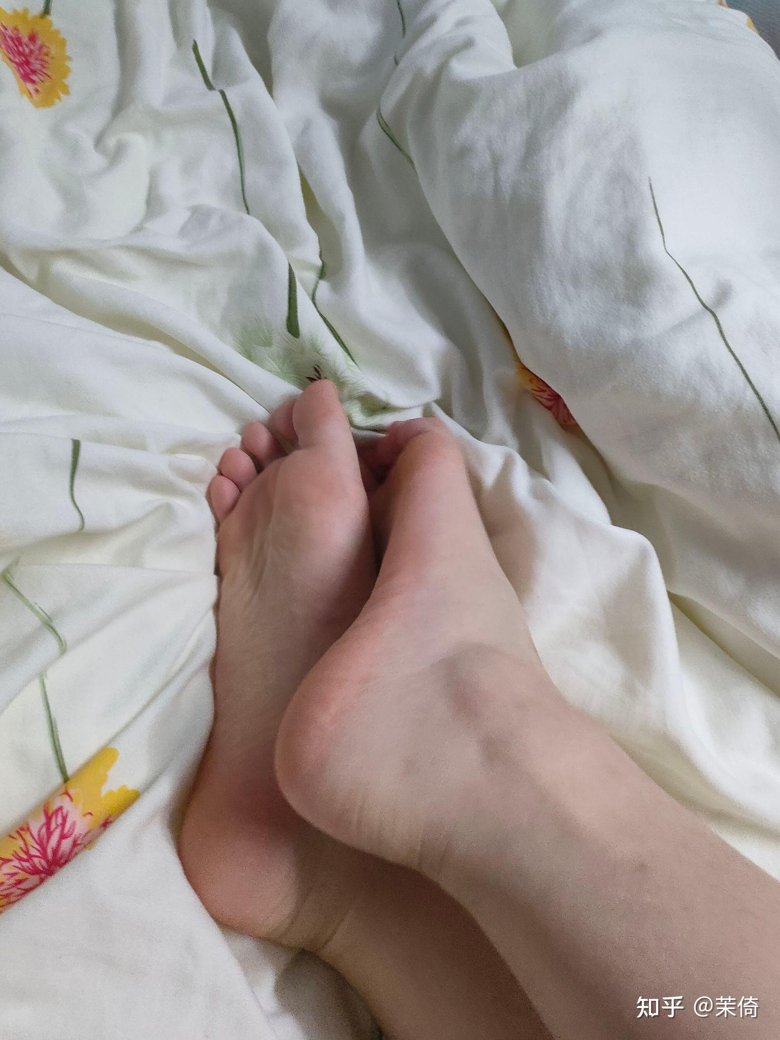 女生的脚底和脚背哪个好看?