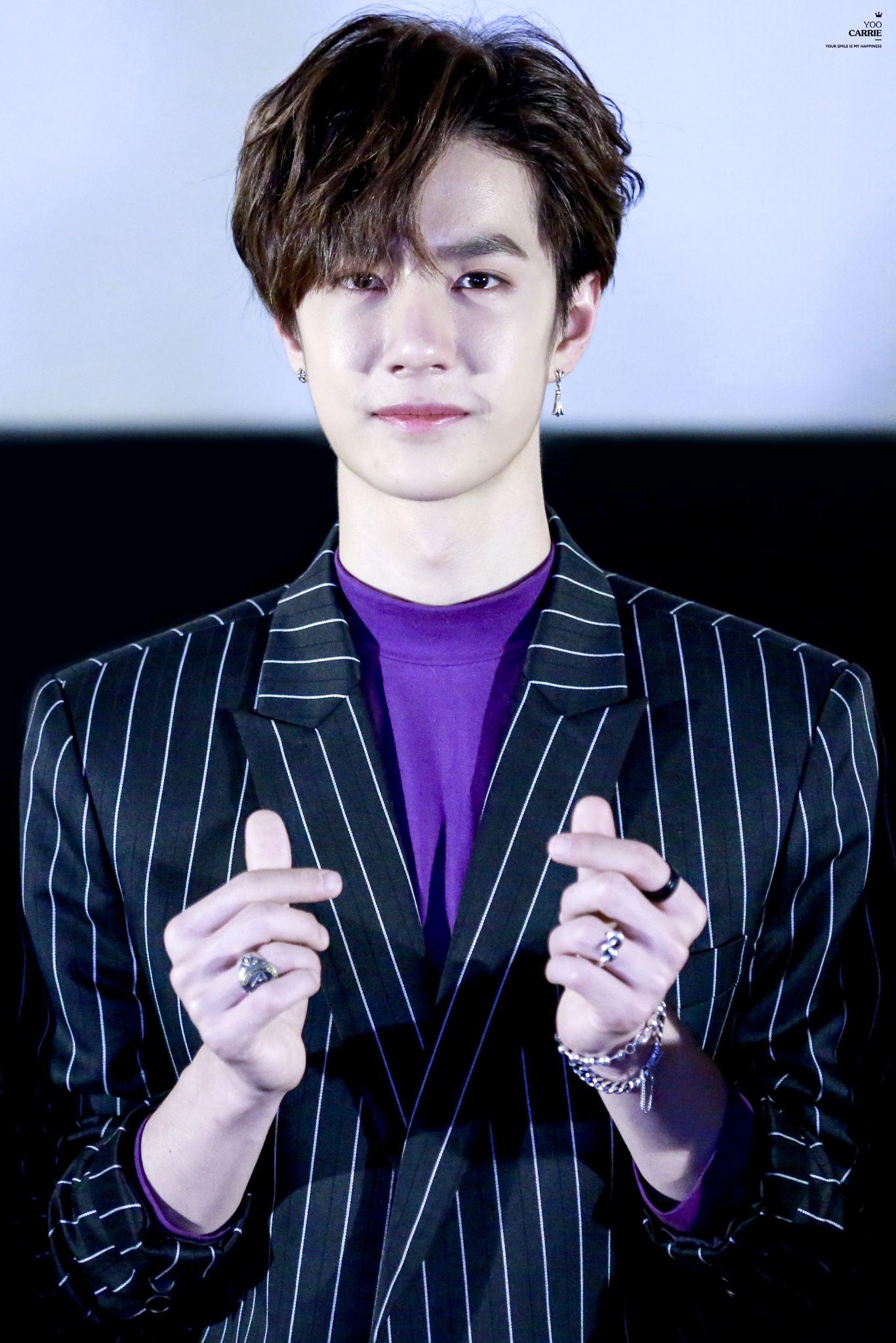 有没有王一博比心的图片呀