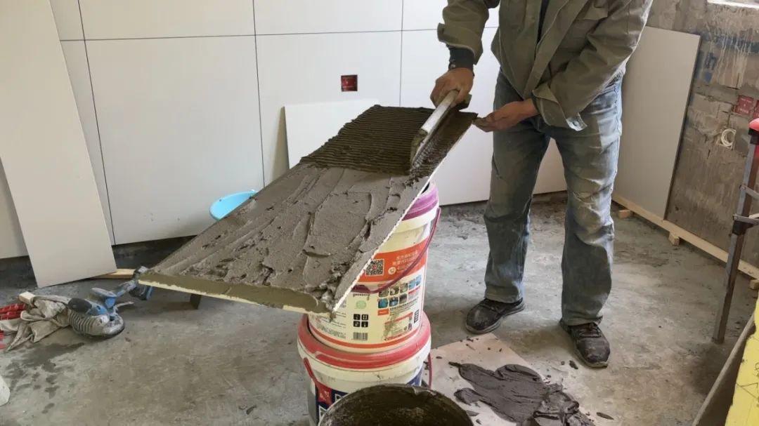 工地直击6丨担心瓷砖空鼓脱落?极家薄贴法工艺了解一下! - 知乎