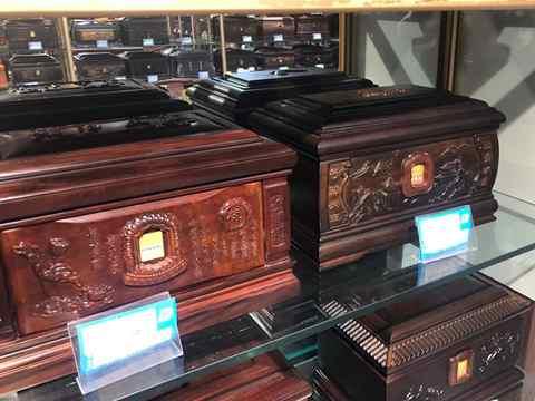 大连殡葬服务,骨灰盒为什么要用红布包裹下葬?