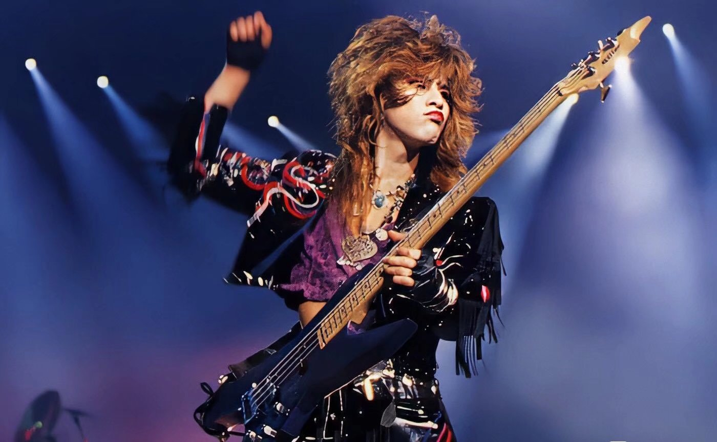 为什么摇滚乐队很多男的贝斯手,鼓手都留长发?