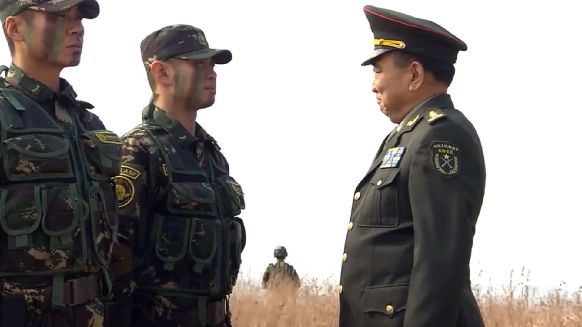 高世巍中将检阅红细胞小组训练科目李二牛却犯下了不可弥补的错误