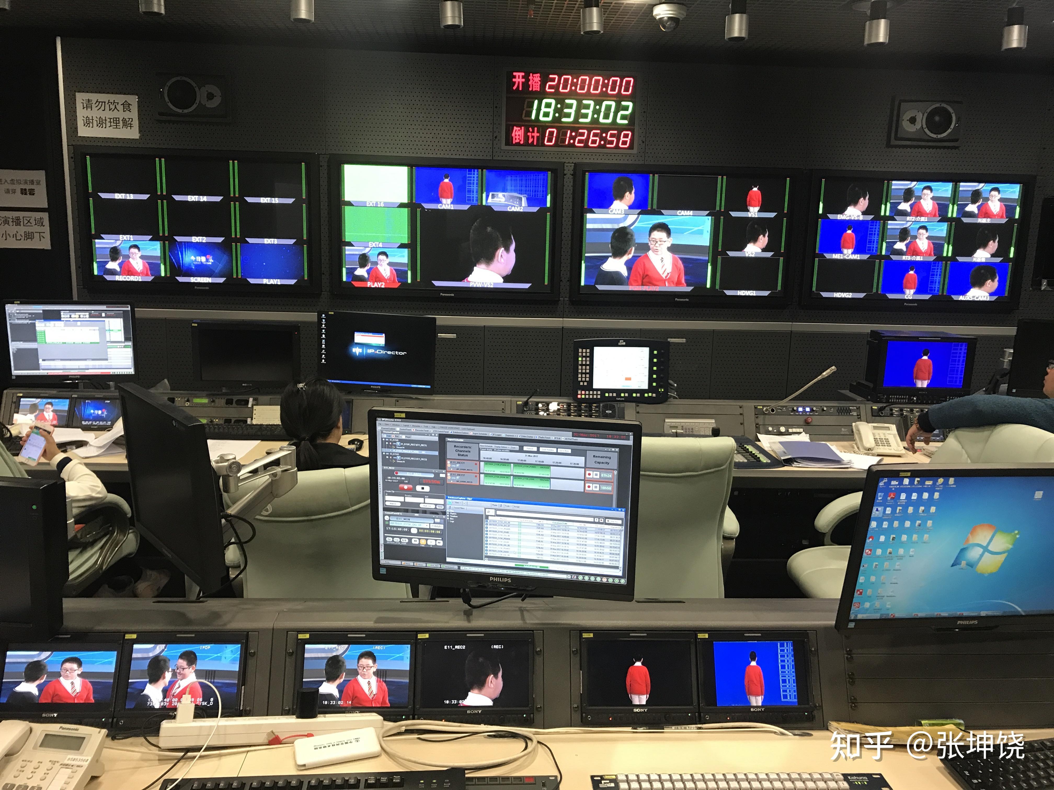 如何看待杭州新闻联播直播提词器失灵男主播狂按遥控器一脸无奈遇到