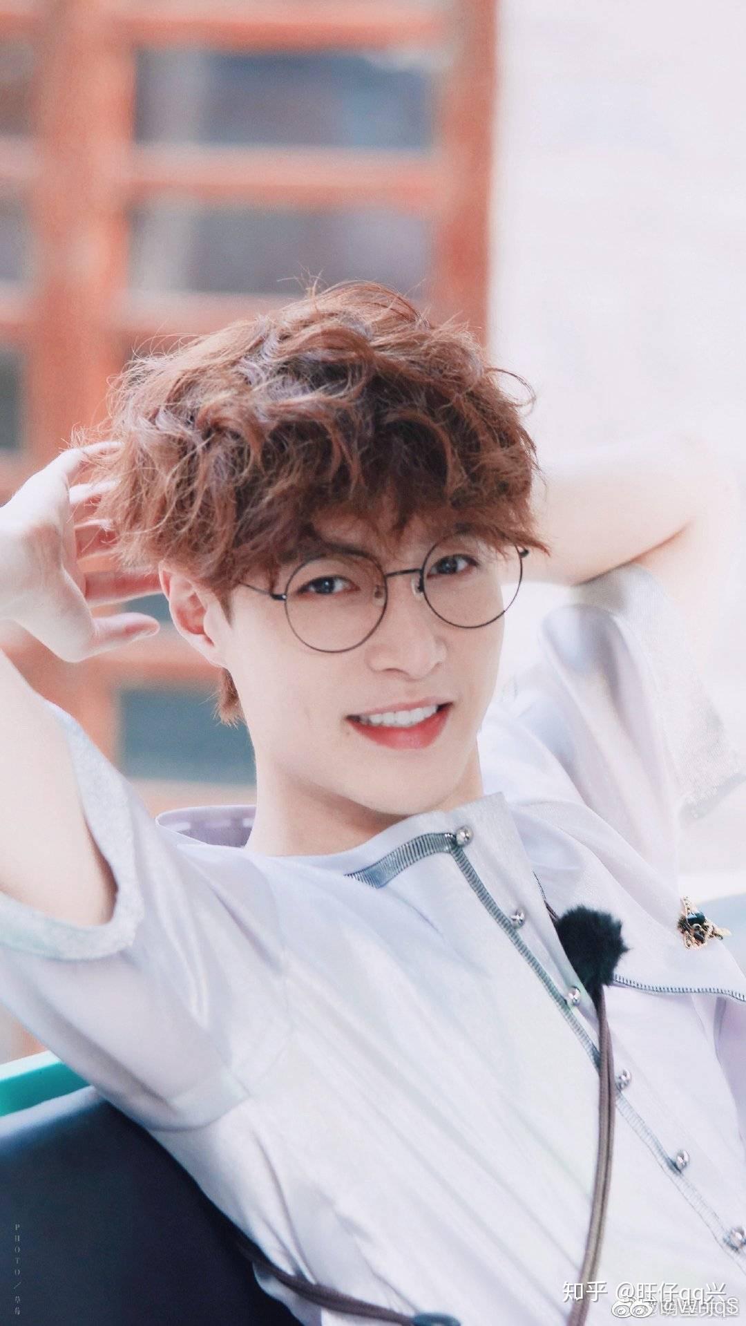 有没有张艺兴的图片笑得很开心尤其是对着镜头笑的那种