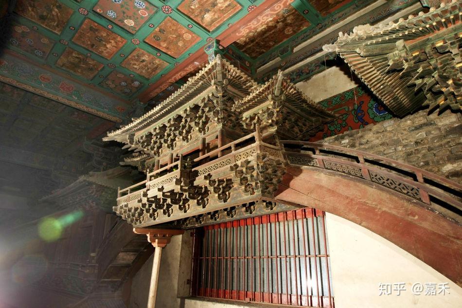 阿房宫赋中描绘中国古代建筑群内各建筑物间联系和屋顶的特征性装饰