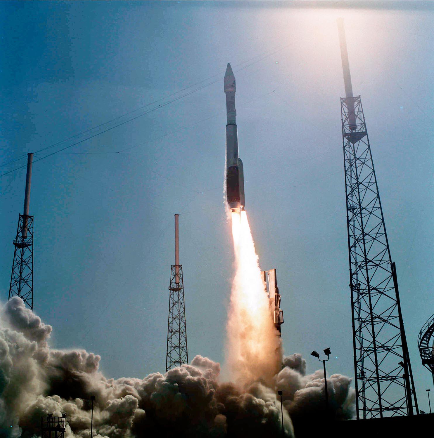 宇宙神5火箭采用的不对称助推构型是如何保持平衡的? - 知乎