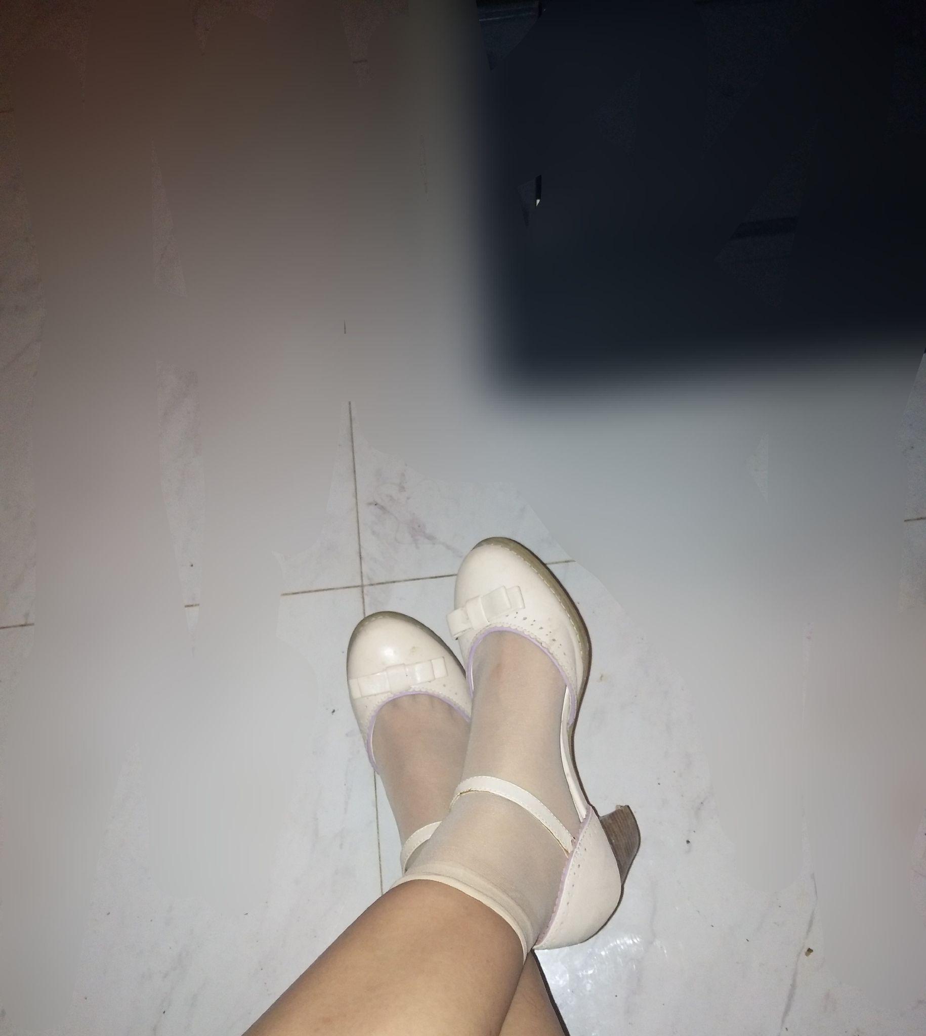 穿短丝袜漏出袜跟真的很不好看吗?