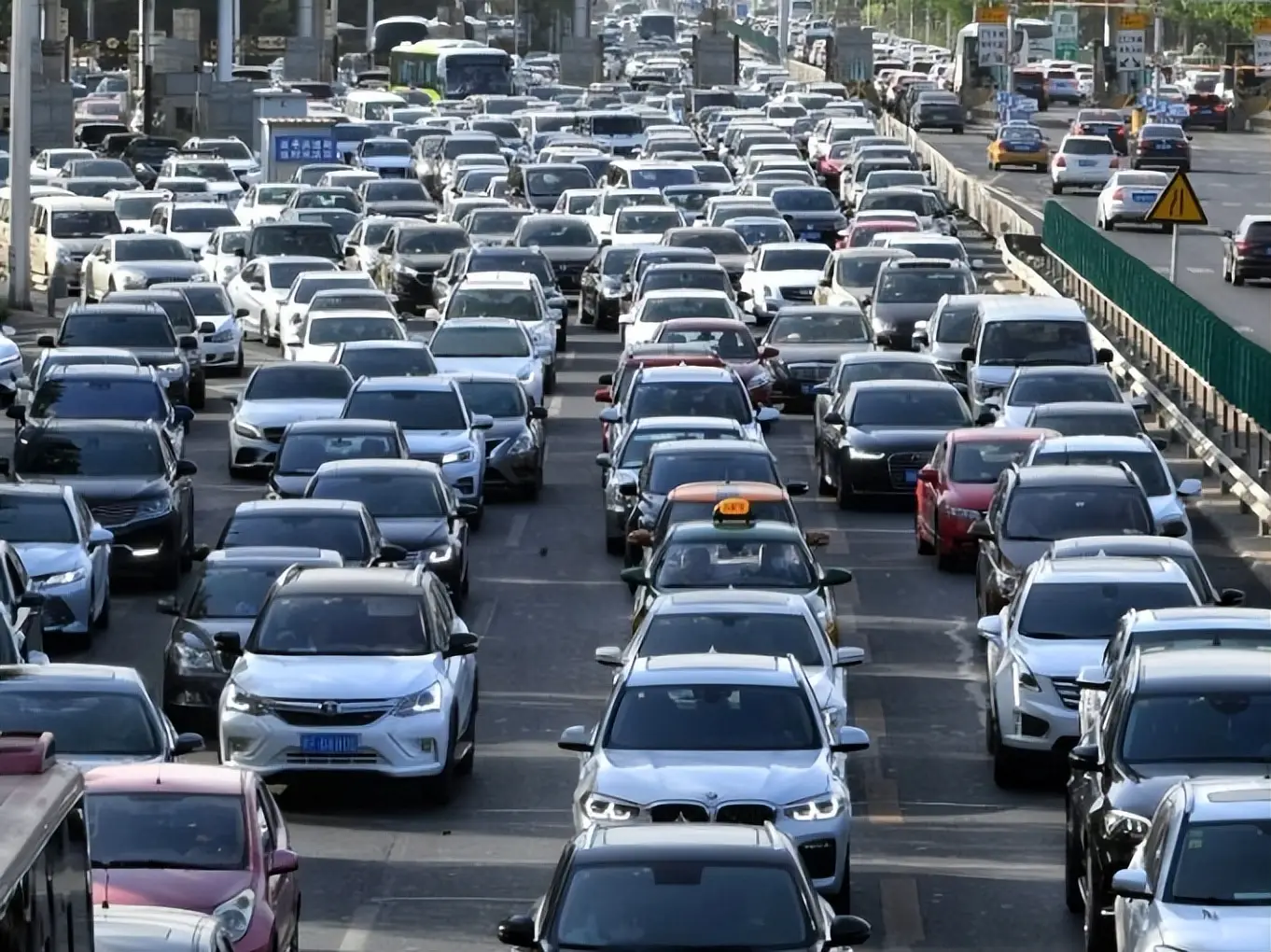 在高速路上堵了 24 个小时电量耗尽的电动车主，该如何摆脱里程绝望？