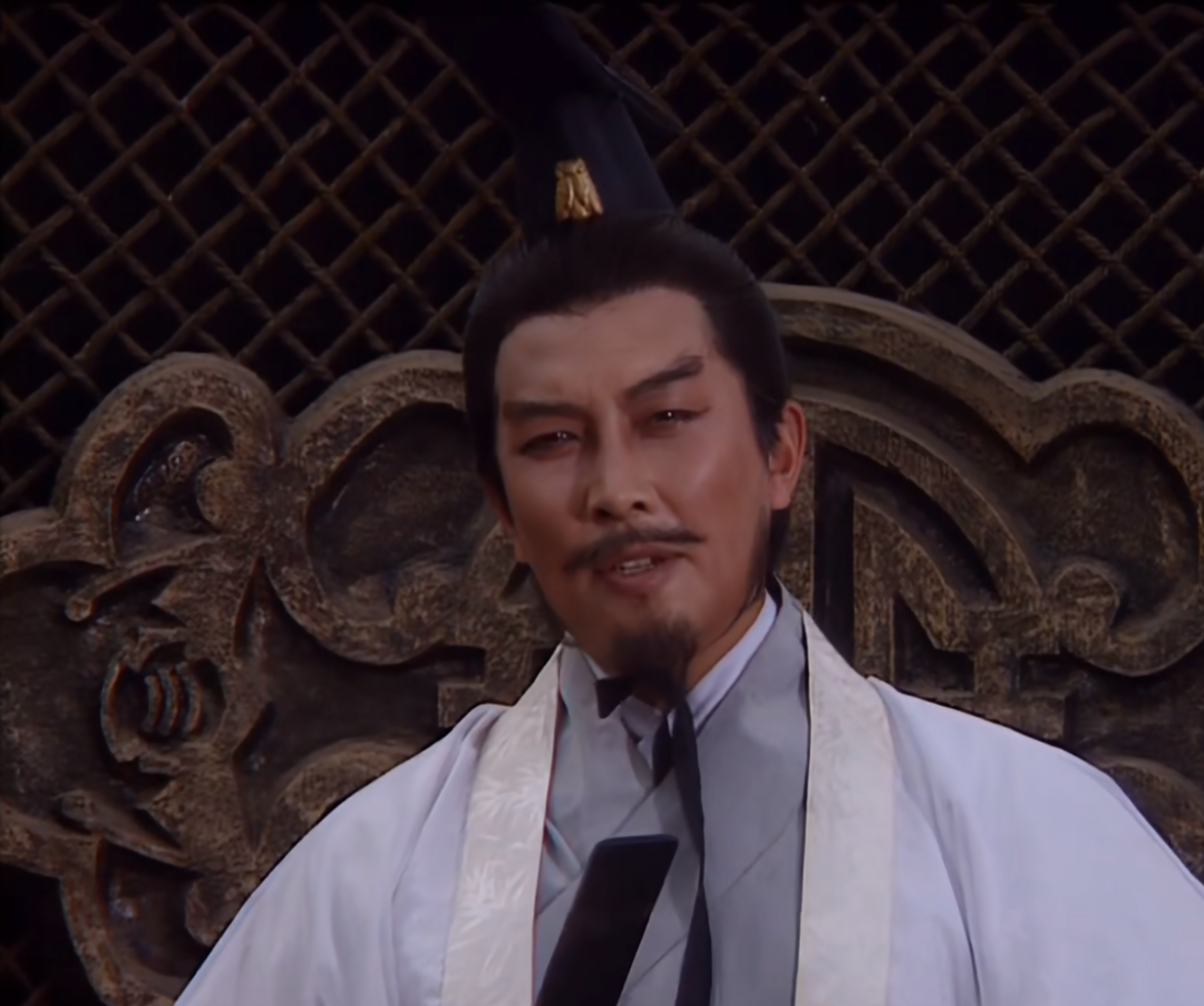 为什么老三国的诸葛亮前期爱笑后期老是哭丧个脸呢