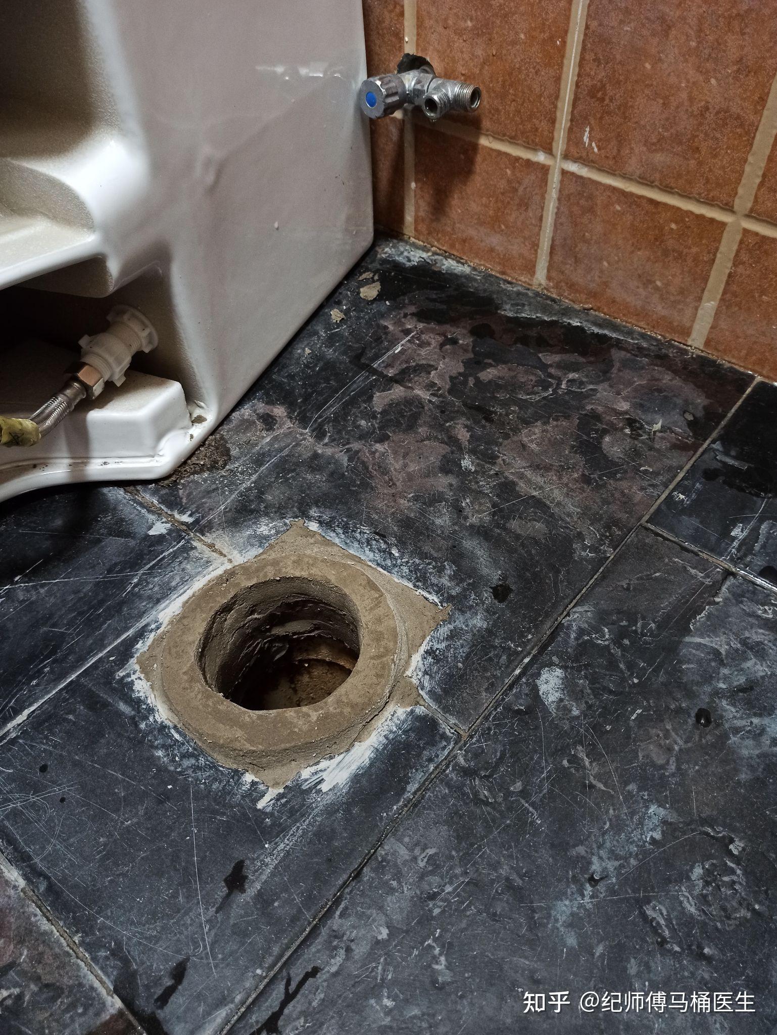 马桶的下水管贴瓷砖留了方形的孔怎么办办马桶下水管贴瓷砖割了方形孔