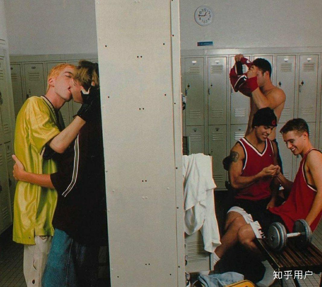 有没有两个男孩亲吻的图片